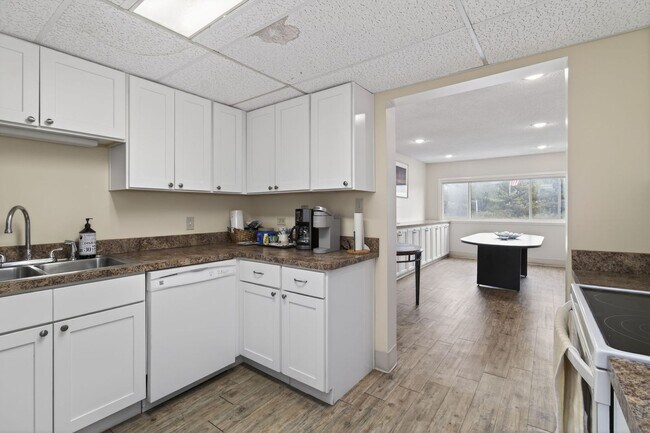 Building Photo - Stunning Condo With Exclusive Bay Views!