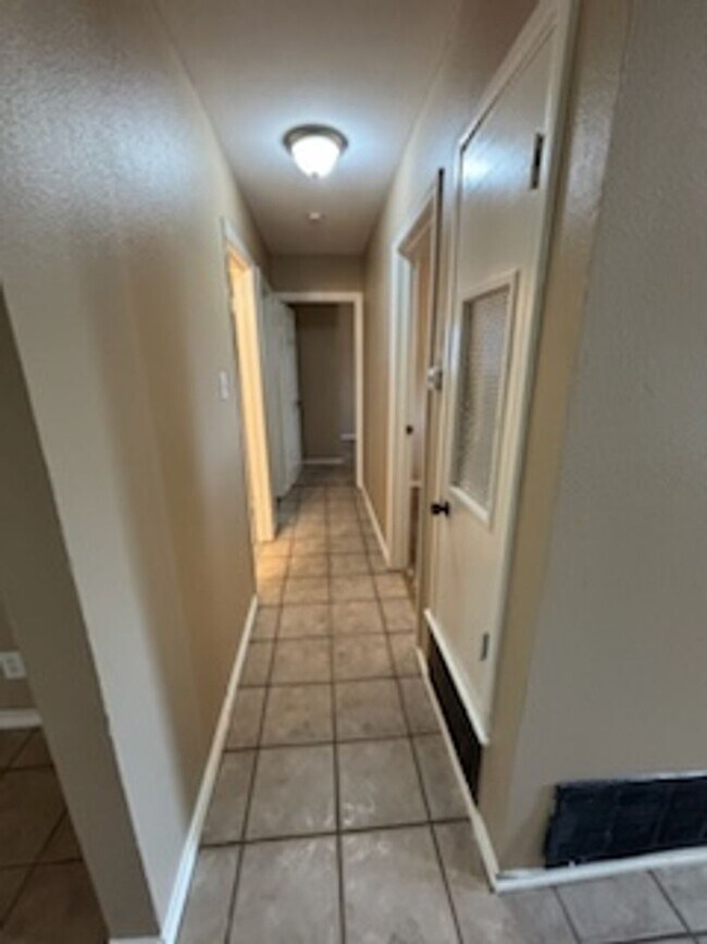 Building Photo - Inside loop 410/ Single story