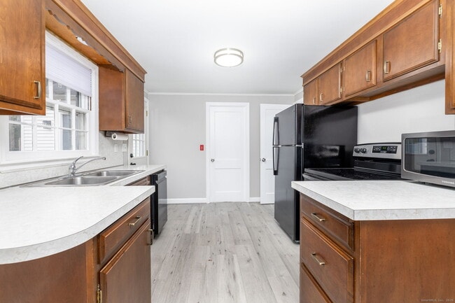 Building Photo - 92 Indian Hill Rd