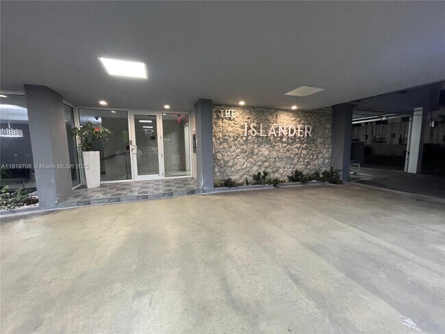 Building Photo - 1255 Collins Ave