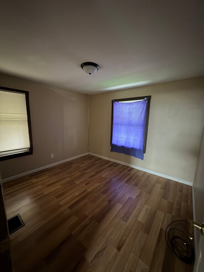 Building Photo - 1494 E 25th Ave