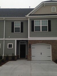 Building Photo - GORGEOUS 3 bed/2.5 bath Townhouse