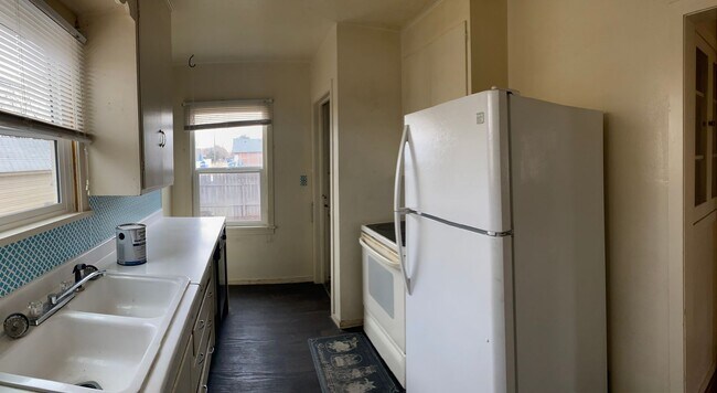 Building Photo - Duplex Close To Everything