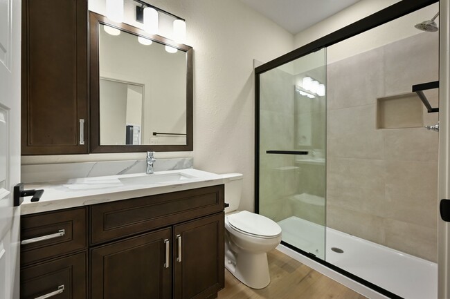 Building Photo - Stunning 2-bedroom, 2-bathroom Townhome In...