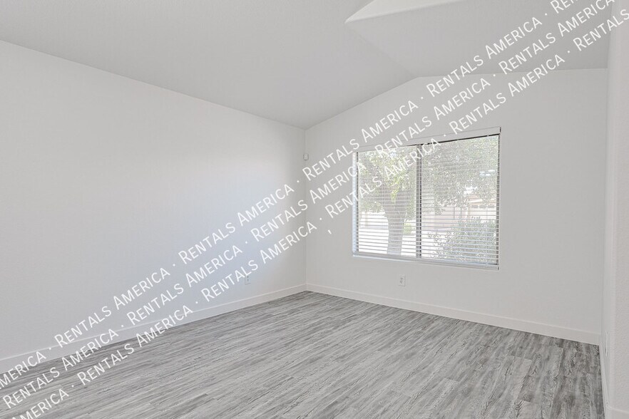 Building Photo - 4930 W Desert Dr