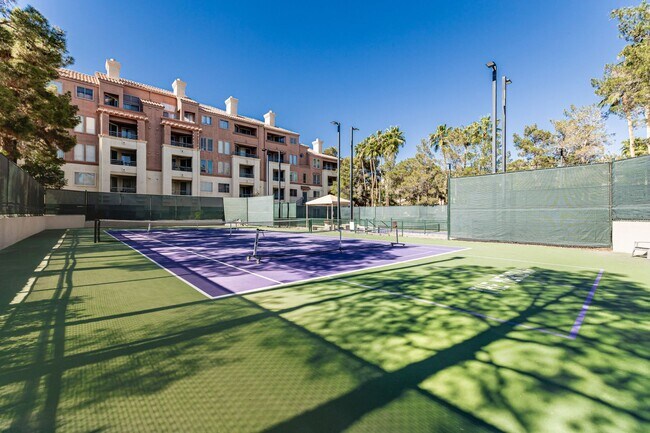 Building Photo - Meridian Guard Gated 2 Bedroom Condo over looking pool!