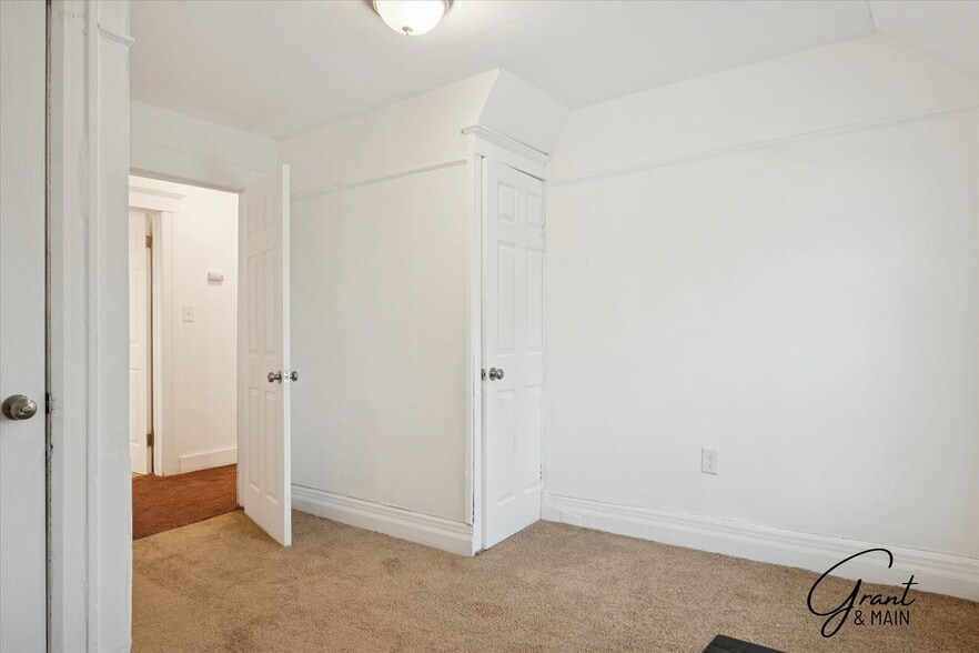 Building Photo - $1200 3 bedrooms