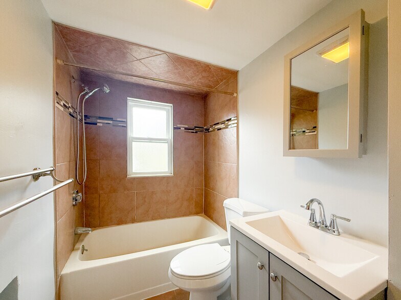 Building Photo - 7 Wilmington Ave