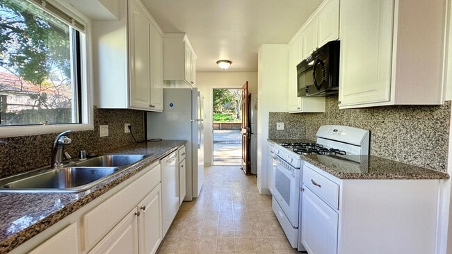 Building Photo - Fantastic House with Expansive Backyard and Large Detached Garage