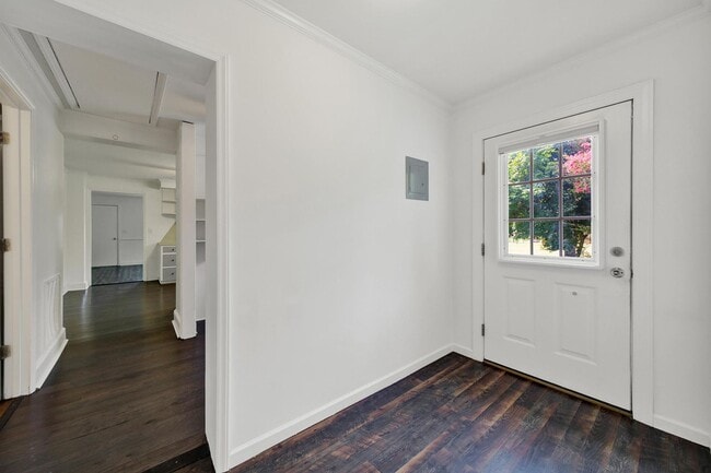 Building Photo - Wonderful Three Bed Two Bath Home in Stanf...