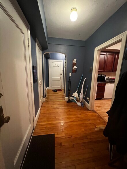 Building Photo - 1559 Beacon St