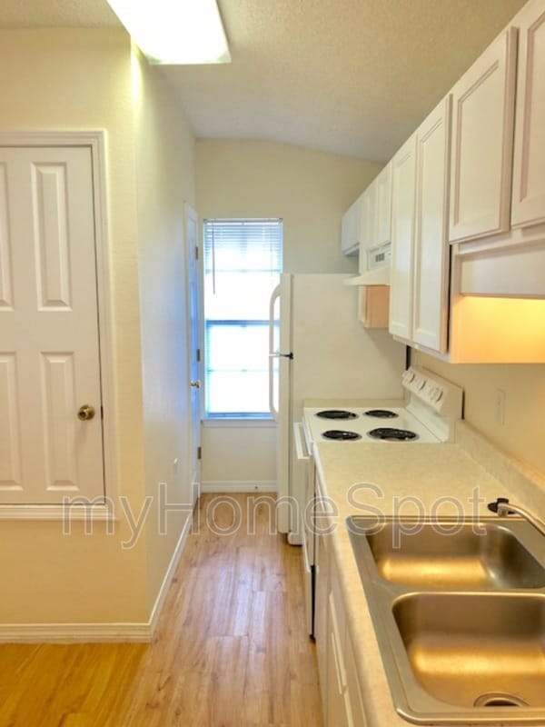 Building Photo - 9704 Cobblebrook Dr