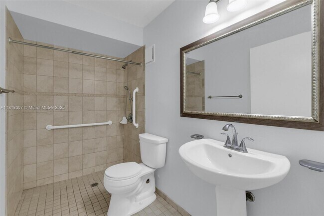 Building Photo - 1341 E Golfview Dr