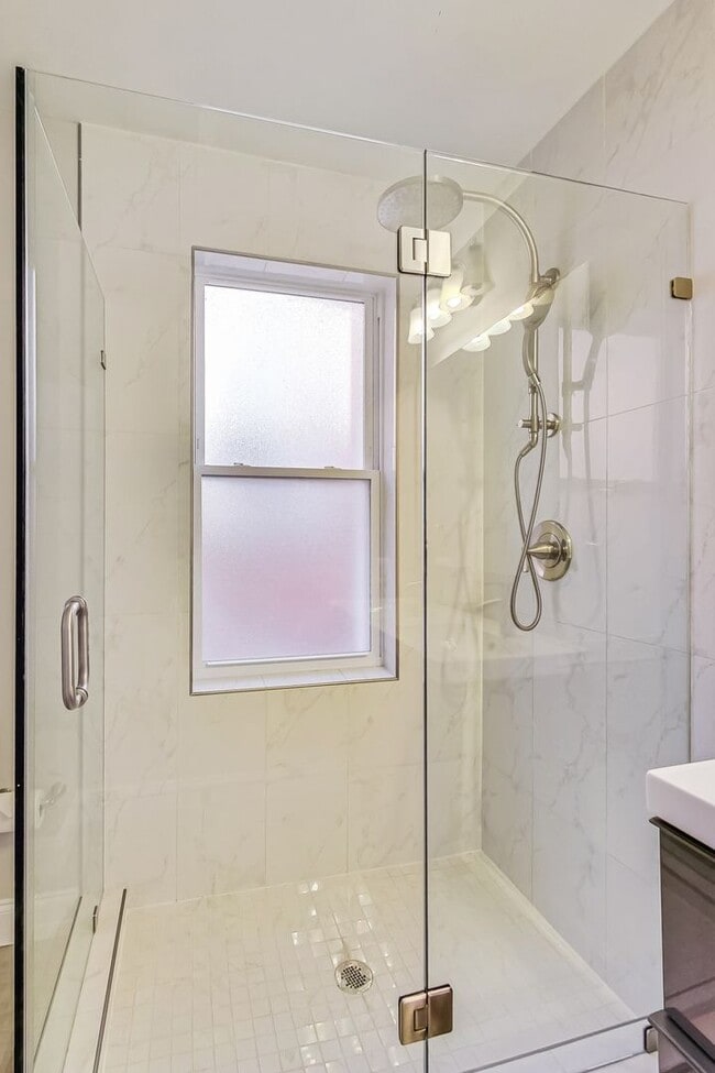 Building Photo - Beautiful TH - 4 bedroom + 3.5 BA - 7 mo -...