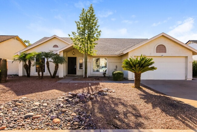 Building Photo - 4837 E Grandview St