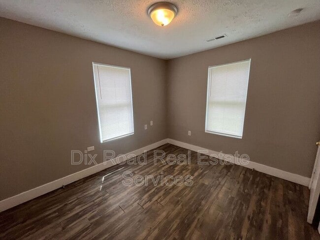 Building Photo - 324 Maeder Ave