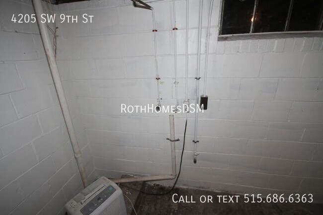 Building Photo - Recently Updated 3 BR 1 Bath Utilities Pai...