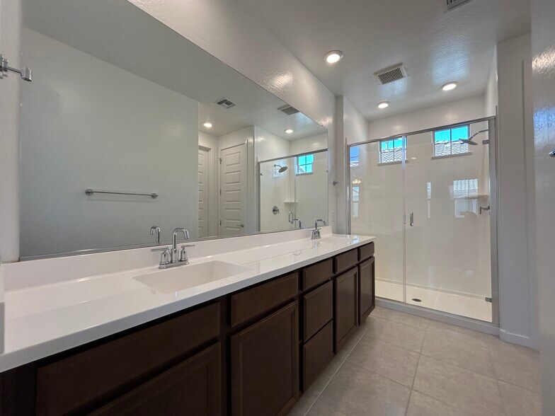 Building Photo - 1168 E Sabino Dr