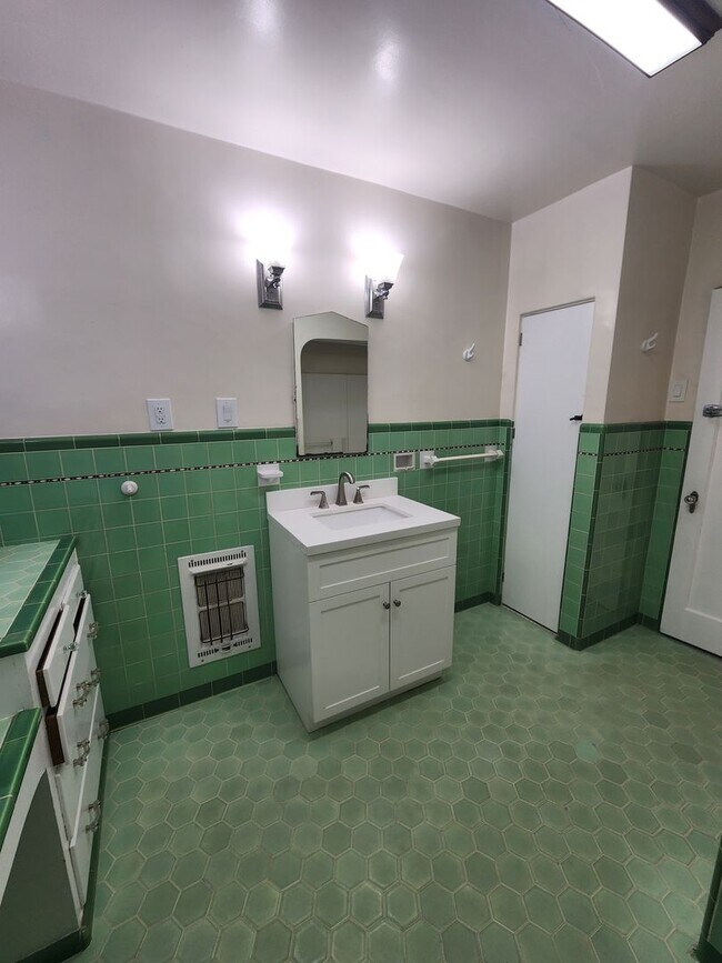 Building Photo - Adorable and Spacious 4 Bedroom Farmhouse W/Bonus Room- Water, Trash and Wifi Included!