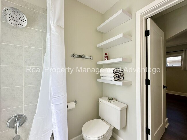 Building Photo - Beautifully Updated 2-Bedroom Home w/ 2-Ca...