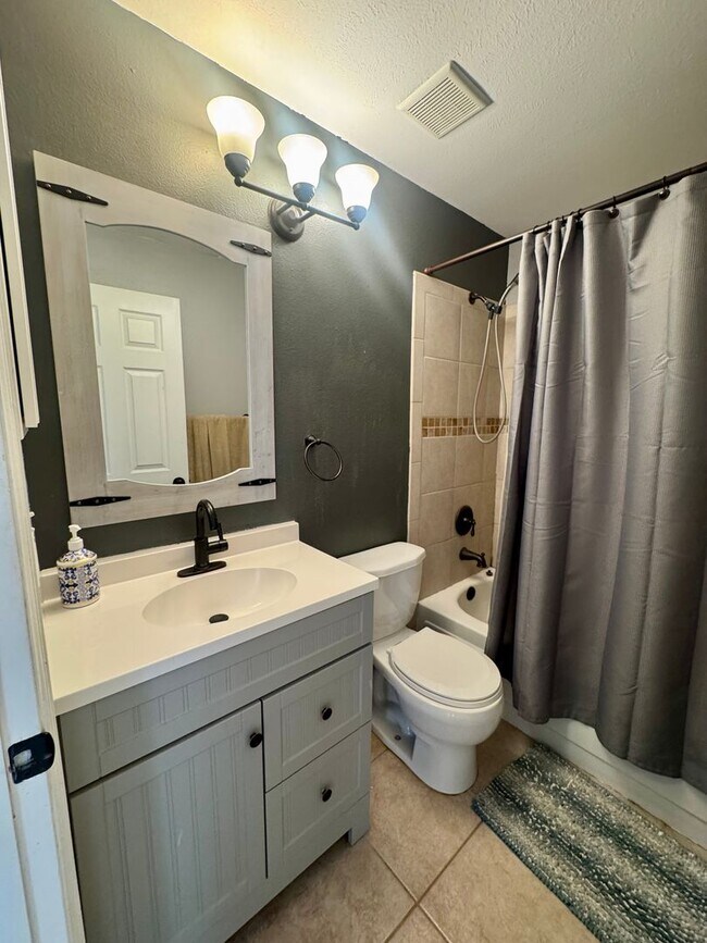 Building Photo - 4 Bedroom home in Stunning Rockrimmon