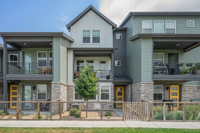 Primary Photo - Stylish Town Home In Desirable Thornton Ne...