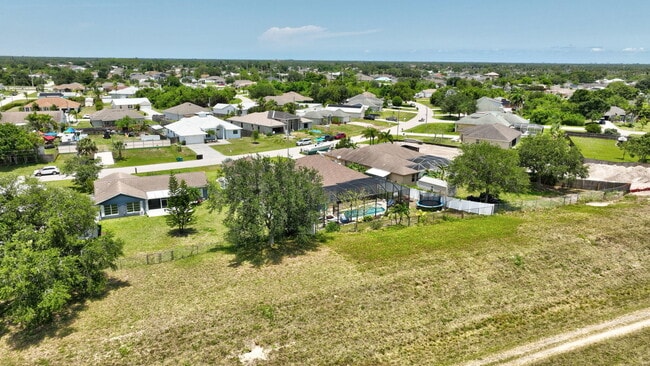 Building Photo - 341 SW Kestor Dr