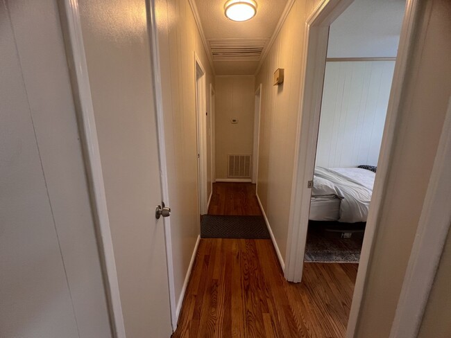 Building Photo - Charming 3 bedroom, 1 1/2 bathroom home in...