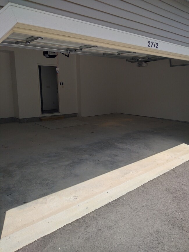 Building Photo - 2701 Pond Dr