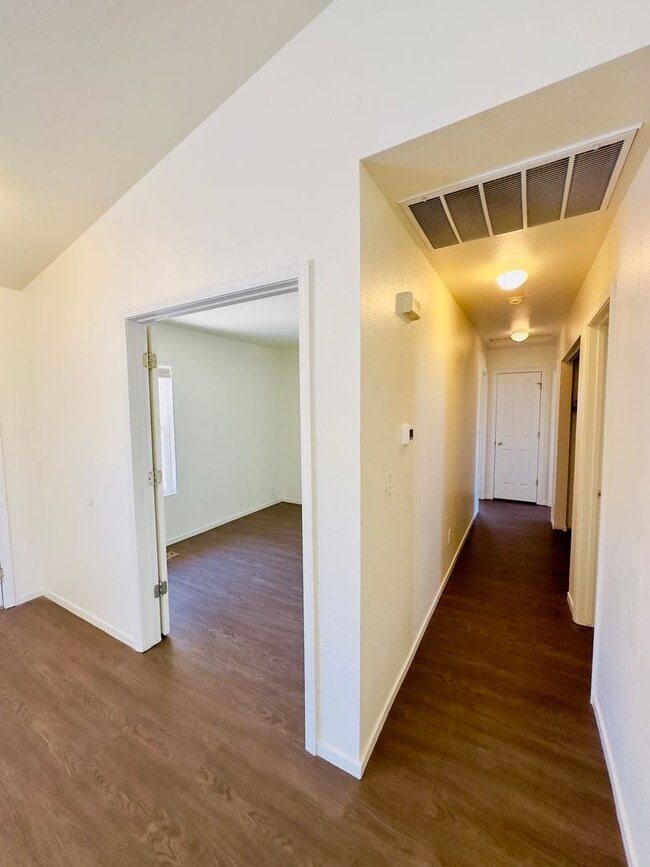 Building Photo - Cozy near Golf Course, lvp flooring, low m...