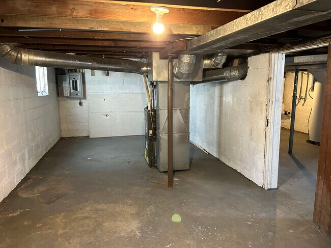 Building Photo - 1011 Maple Row