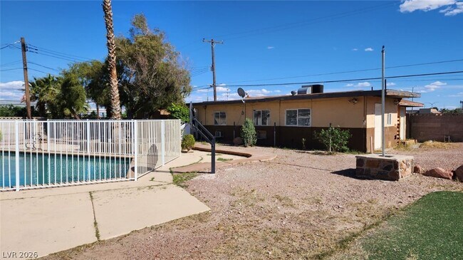 Building Photo - 4897 W Sawyer Ave