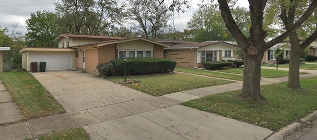 Primary Photo - Great 3 bedroom 1.5 bath Tri-level