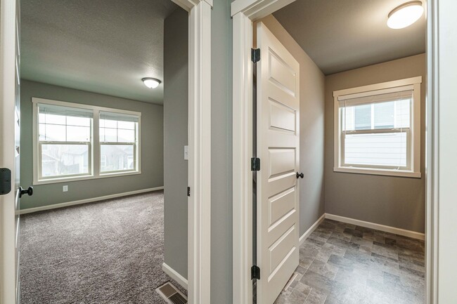 Building Photo - Stunning Salmon Creek Gem for Rent! - 3 Be...