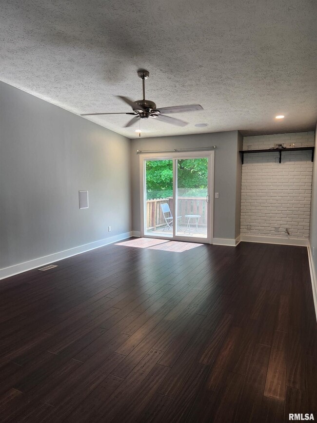 Building Photo - 3439 N Willow Ct