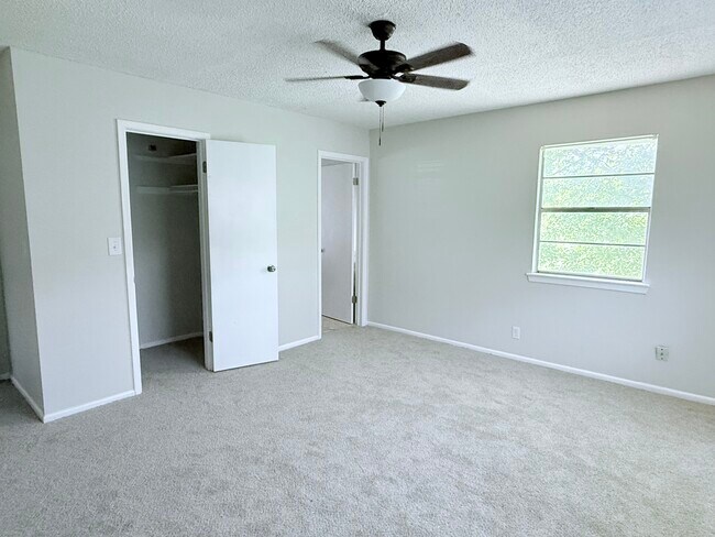 Building Photo - 6718 Cypress Lake Dr