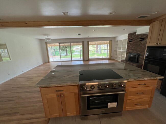 Building Photo - 3 Bedroom 2 Bath Lakeside Home