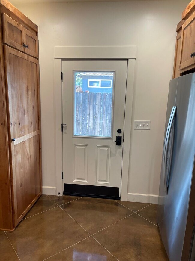 Building Photo - 126 W 20th St