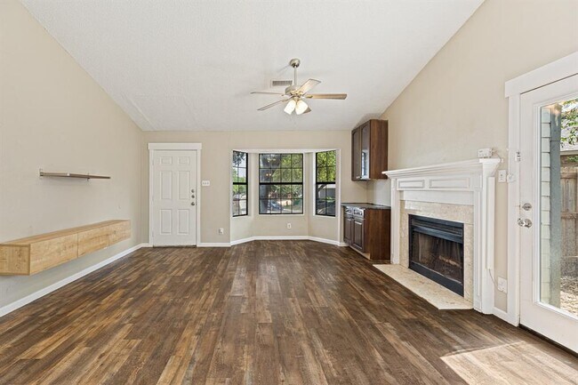 Building Photo - 906 Oleander Ln