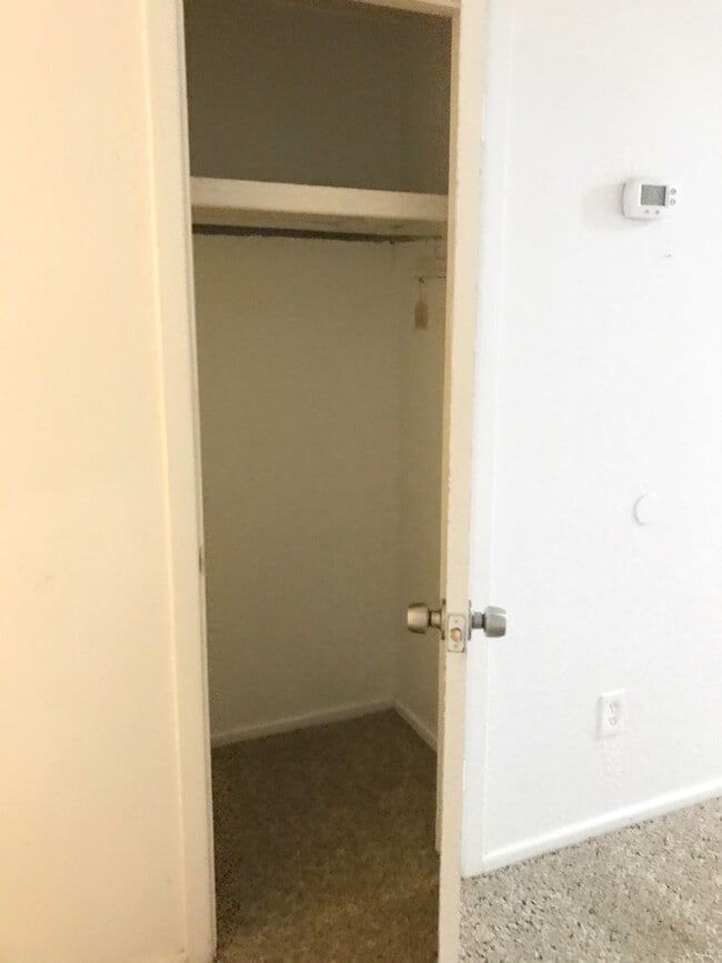 Building Photo - Spacious 2 bedroom with applicances