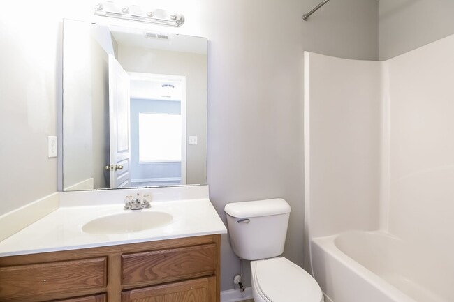 Building Photo - Two Bedroom 2.5 Bathroom Townhouse Available!