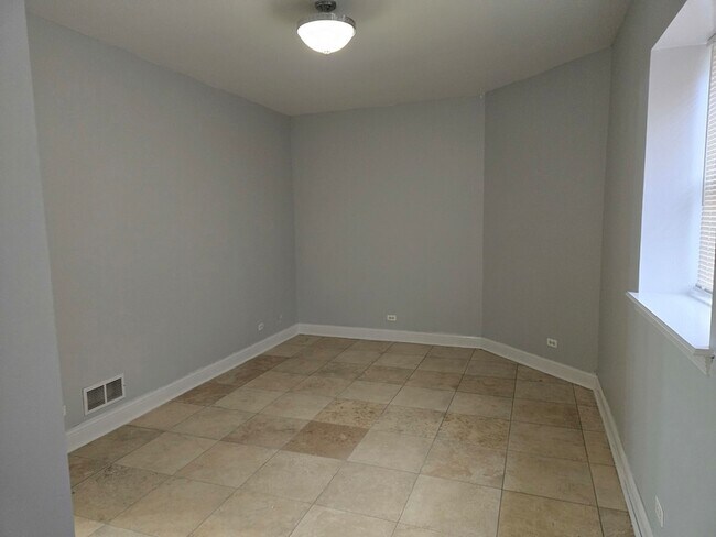 Building Photo - 5948 S King Dr