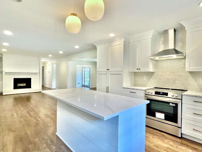Building Photo - LUXURIOUS LANSDOWNE RETREAT!