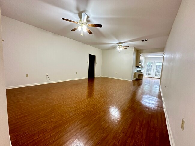 Building Photo - 521 N French Quarter Dr