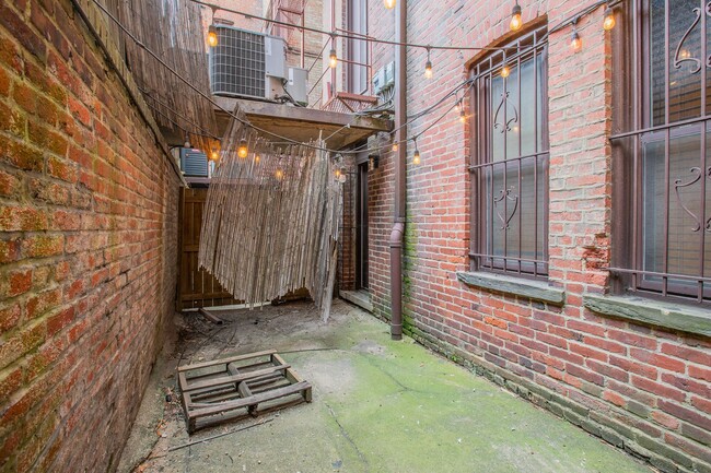 Building Photo - Lovely 2 BR/1.5 BA Apartment in Downtown!