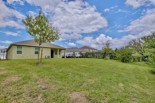 Building Photo - Gorgeous 4/3 Spacious Home with a 2 Car Garage Located on a Conservation Lot in Creekstone Neighb...