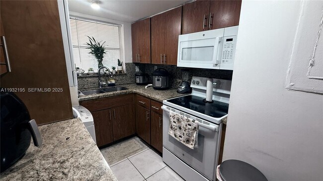 Building Photo - 8860 Fontainebleau Blvd