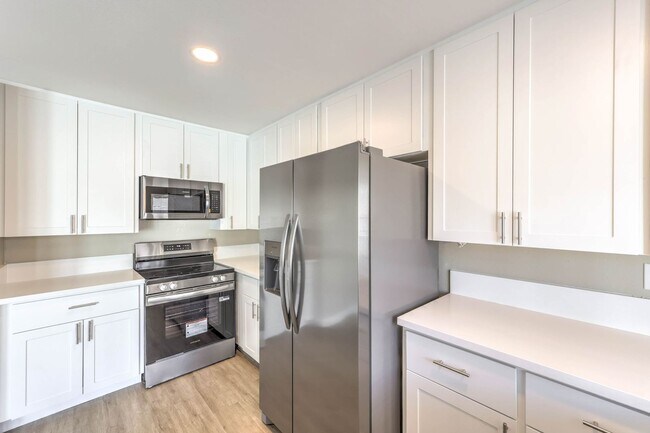Building Photo - Huge one bedroom condo close community pool and tennis courts.