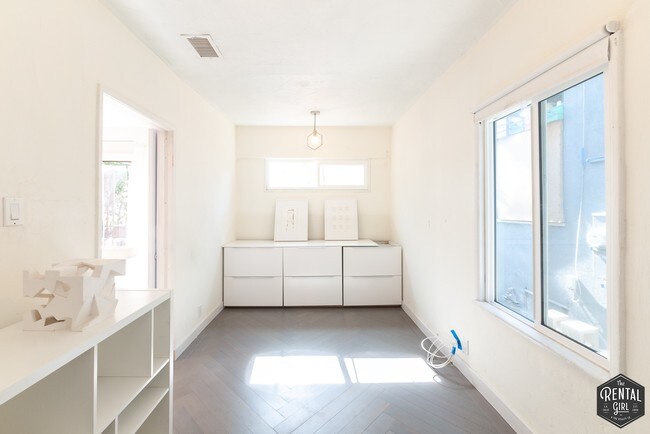 Building Photo - 314 S Gless St