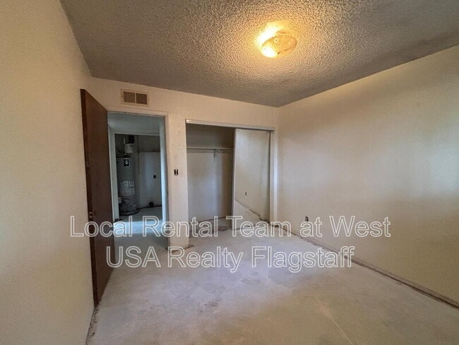 Building Photo - 4513 E Hollygreen Rd